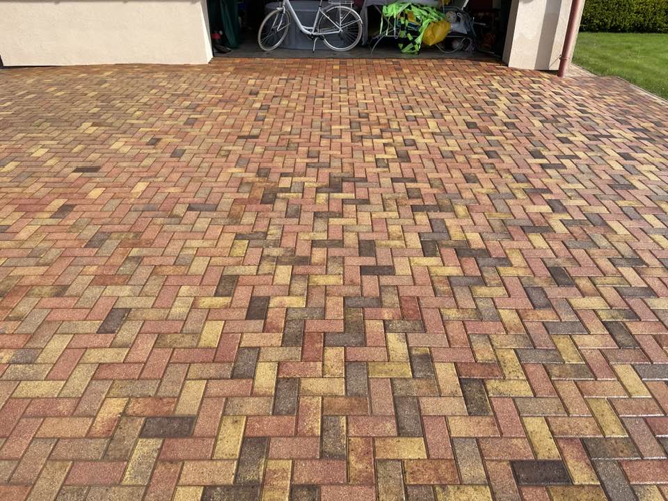 Zamárdi udvar térköve a tisztítás után